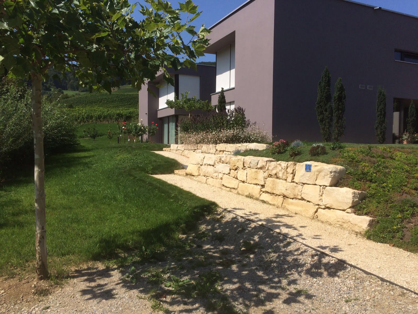 Gärtner Zulauf Gartenbau Landschaftsgärtner Gartenwege Mauern Jurakalk Schinznach Dorf Aargau