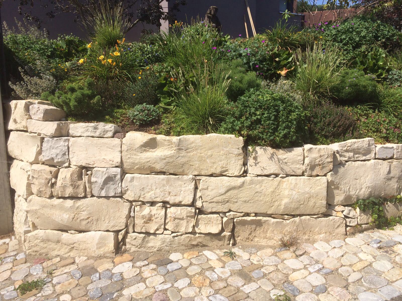 Gärtner Zulauf Gartenbau Landschaftsgärtner Mauergestaltung mitJurakalksteinen mit Beet Schinznach Dorf