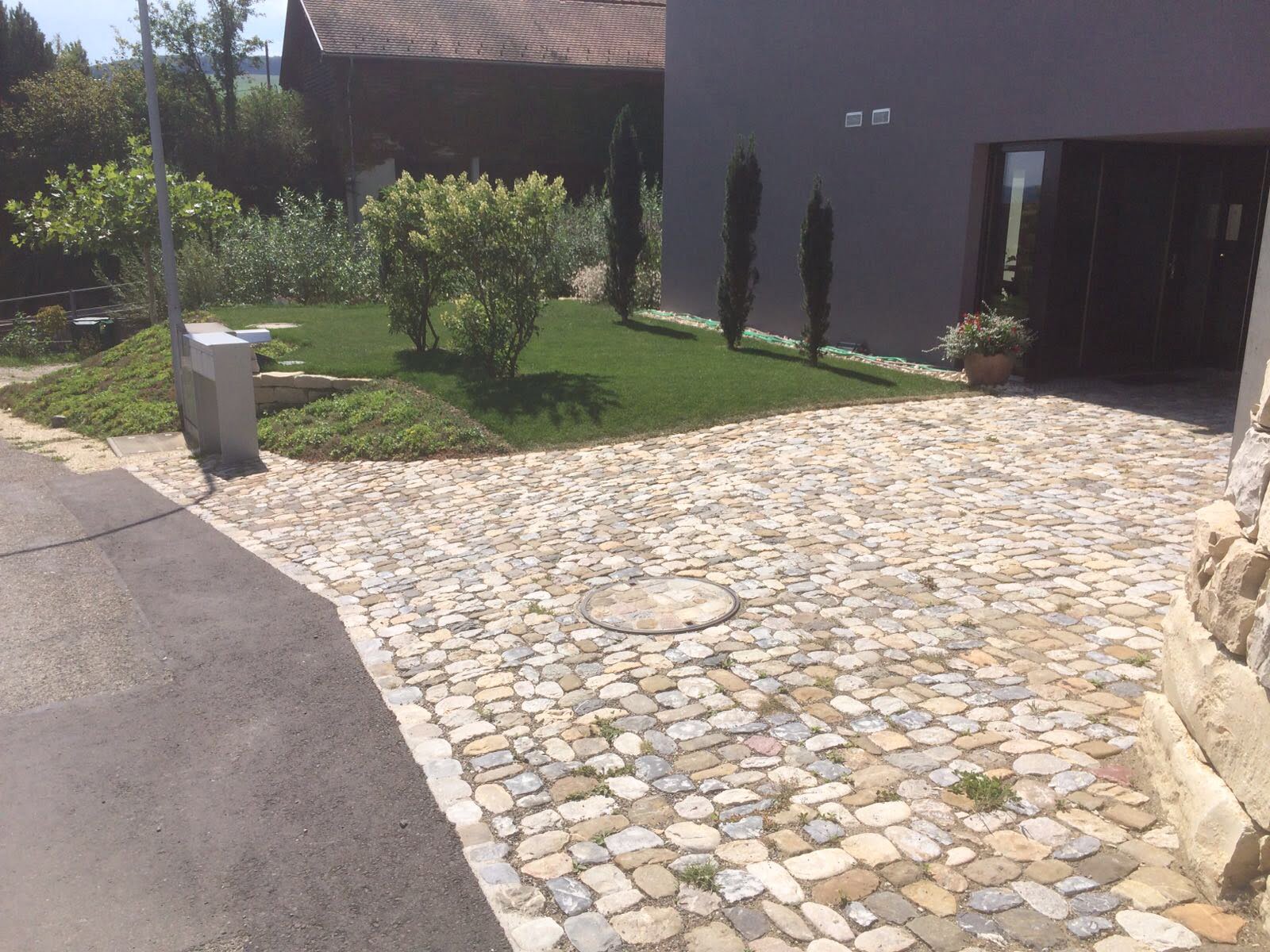 Gärtner Zulauf Gartenbau Landschaftsgärtner Vorplatz Kopfsteinpflaster Schinznach Dorf